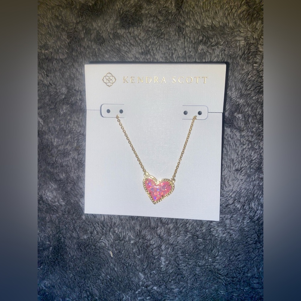 BNWT Kendra Scott Ari Heart Short Necklace w/Gold & Bubblegum Pink Kyocera $70